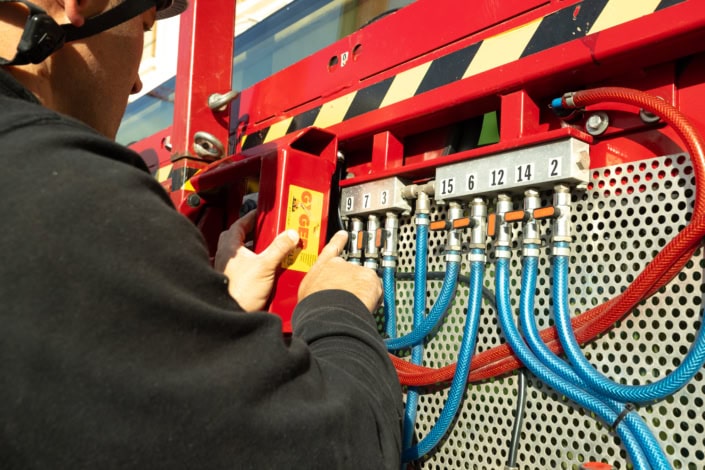 Pompiers en action, vérification équipements, sécurité incendie, intervention rapide.