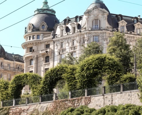 bâtiment historique à Lausanne derrière un jardin