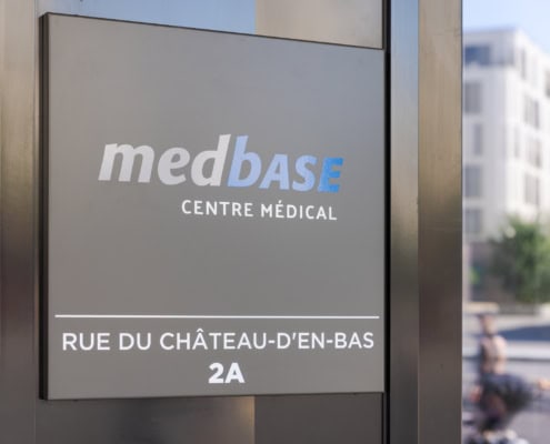 Panneau indiquant le Centre Médical Medbase situé sur la Rue du Château-d'En-Bas.