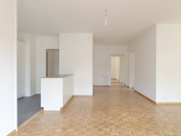 Photo d'un intérieur moderne à Lausanne, mettant en valeur un design épuré et des surfaces neutres.