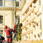 Travailleurs en hauteur lors d'une restauration de bâtiment ancien à Lausanne.