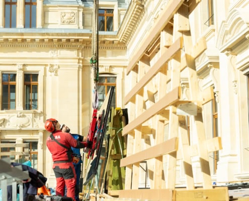 Travailleurs en hauteur lors d'une restauration de bâtiment ancien à Lausanne.