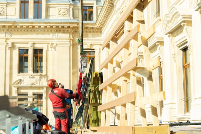 Travailleurs en hauteur lors d'une restauration de bâtiment ancien à Lausanne.