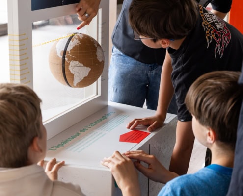 enfant en train d'observer une mappemonde