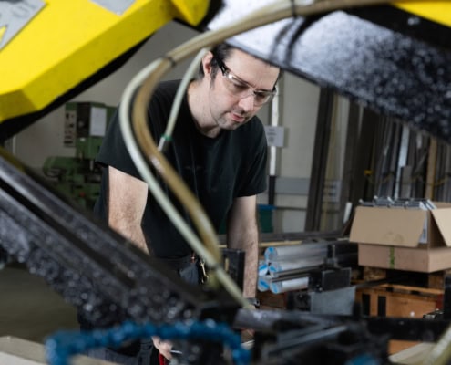 employé dans un atelier mécanique