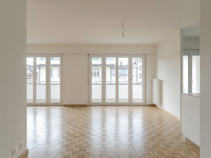 Papiers peints modernes lumineux dans un appartement de style contemporain à Lausanne.