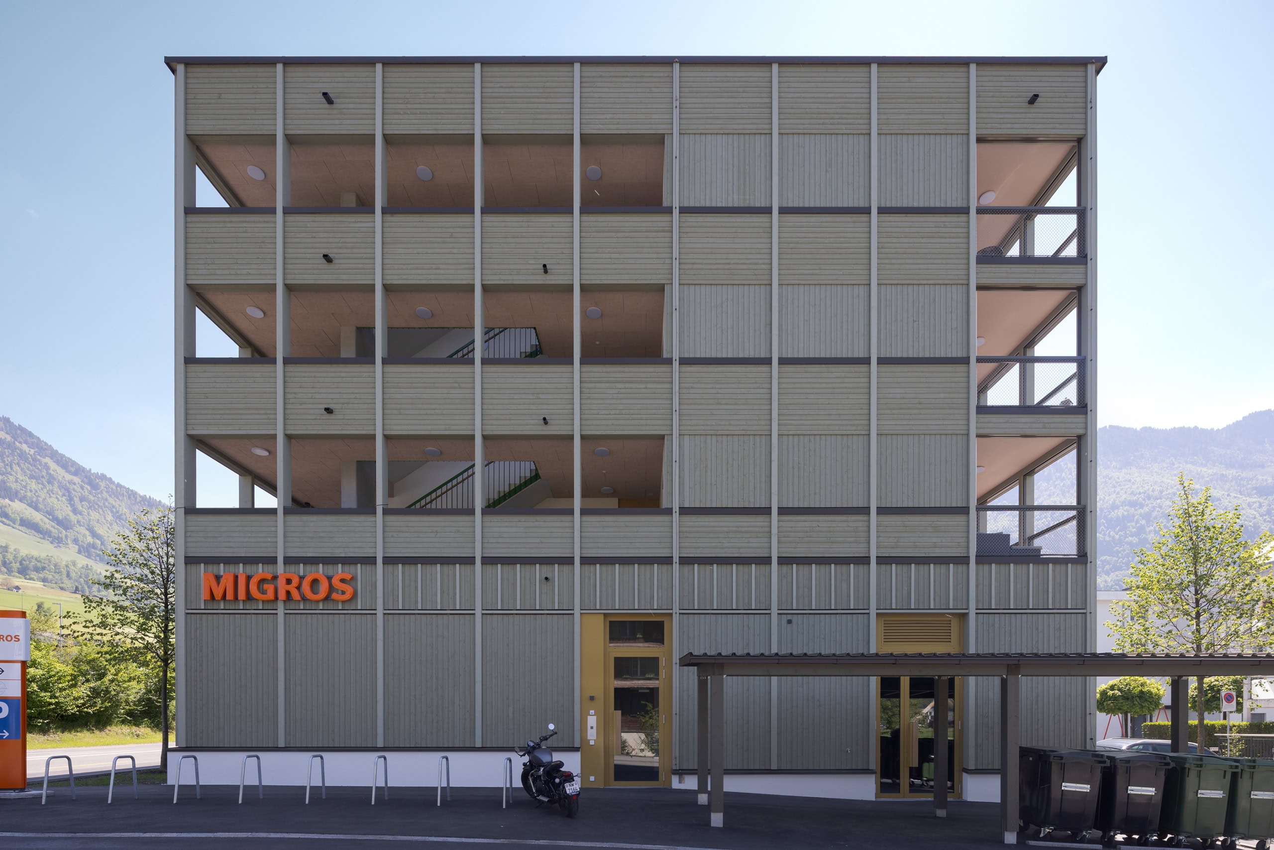 Bâtiment moderne avec structure en métal et logo Migros