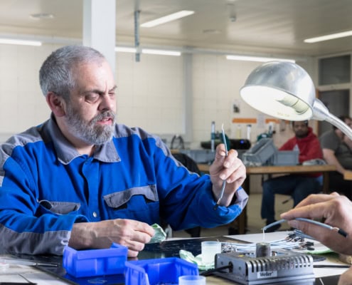 employé en train de travailler dans l'atelier d'une usine