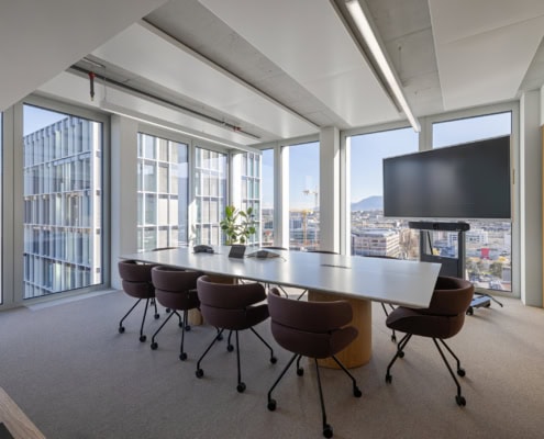 salle de conférence d'une tour avec vue donnant sur la ville de Genève