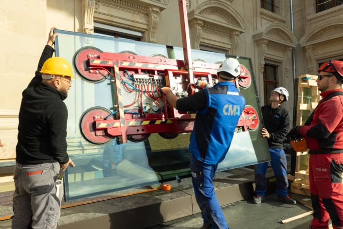 Panneau isolant en verre renforcé par des techniciens en sécurité.