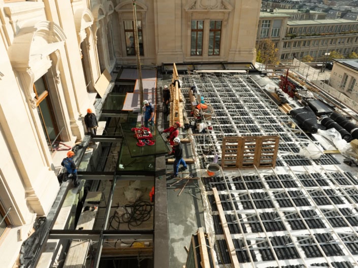 Travaux de construction sur un toit en cours à Lausanne.