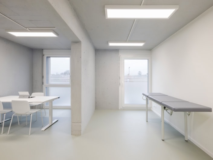 Salle d'attente médicale moderne et lumineuse à Lausanne.