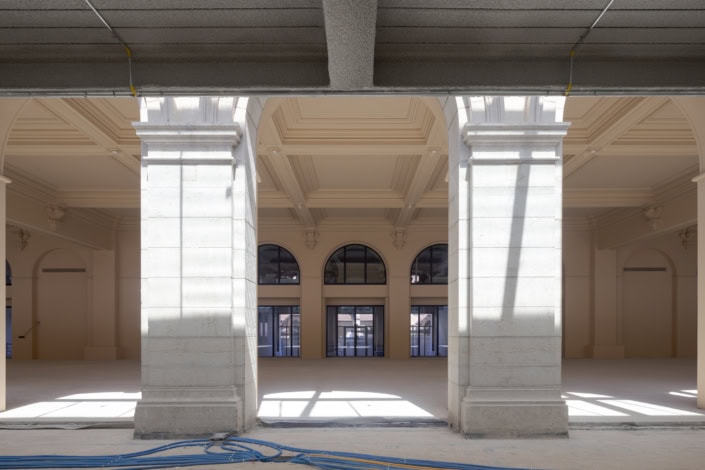 Vue intérieure d'une structure architecturale en pierre avec colonnes et fenêtres arched, lumière na.