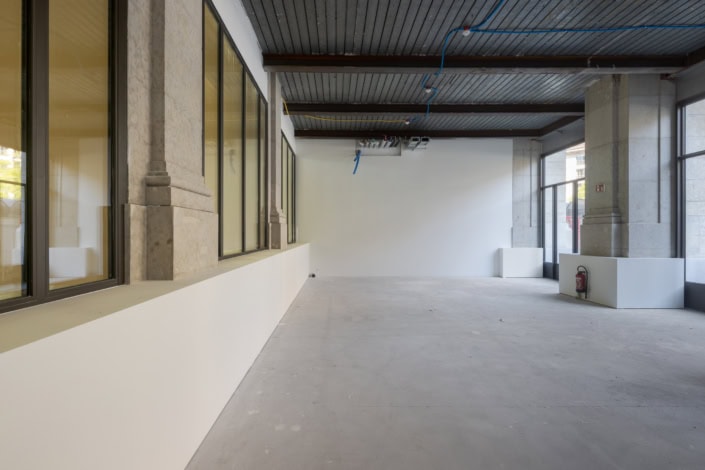 Un espace intérieur moderne avec grandes fenêtres et plafond en bois.
