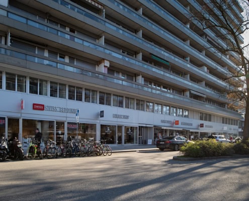 façade avec vitrines après rénovation avec logements au-dessus