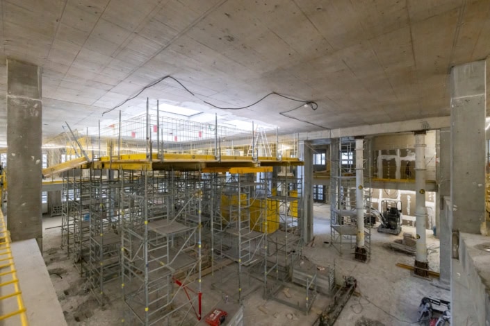 Échafaudages dans un bâtiment en construction ou rénovation.