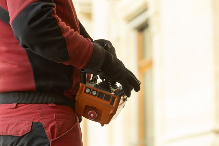 Contrôleur de drone professionnel en action, utilisation de drones à Lausanne.