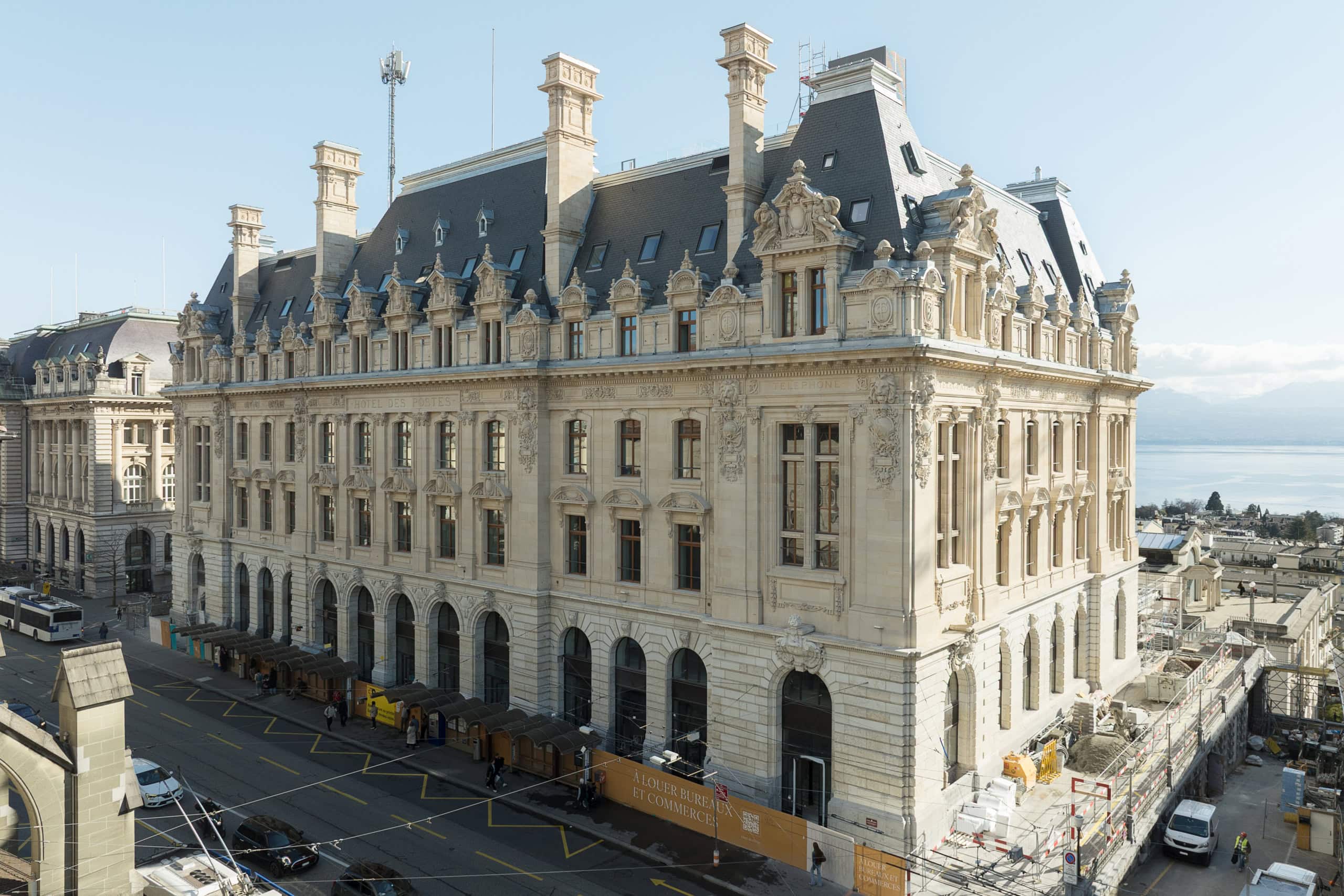 façade nord de l'Hôtel des Postes à Lausanne avec la cathédrale en arrière-plan