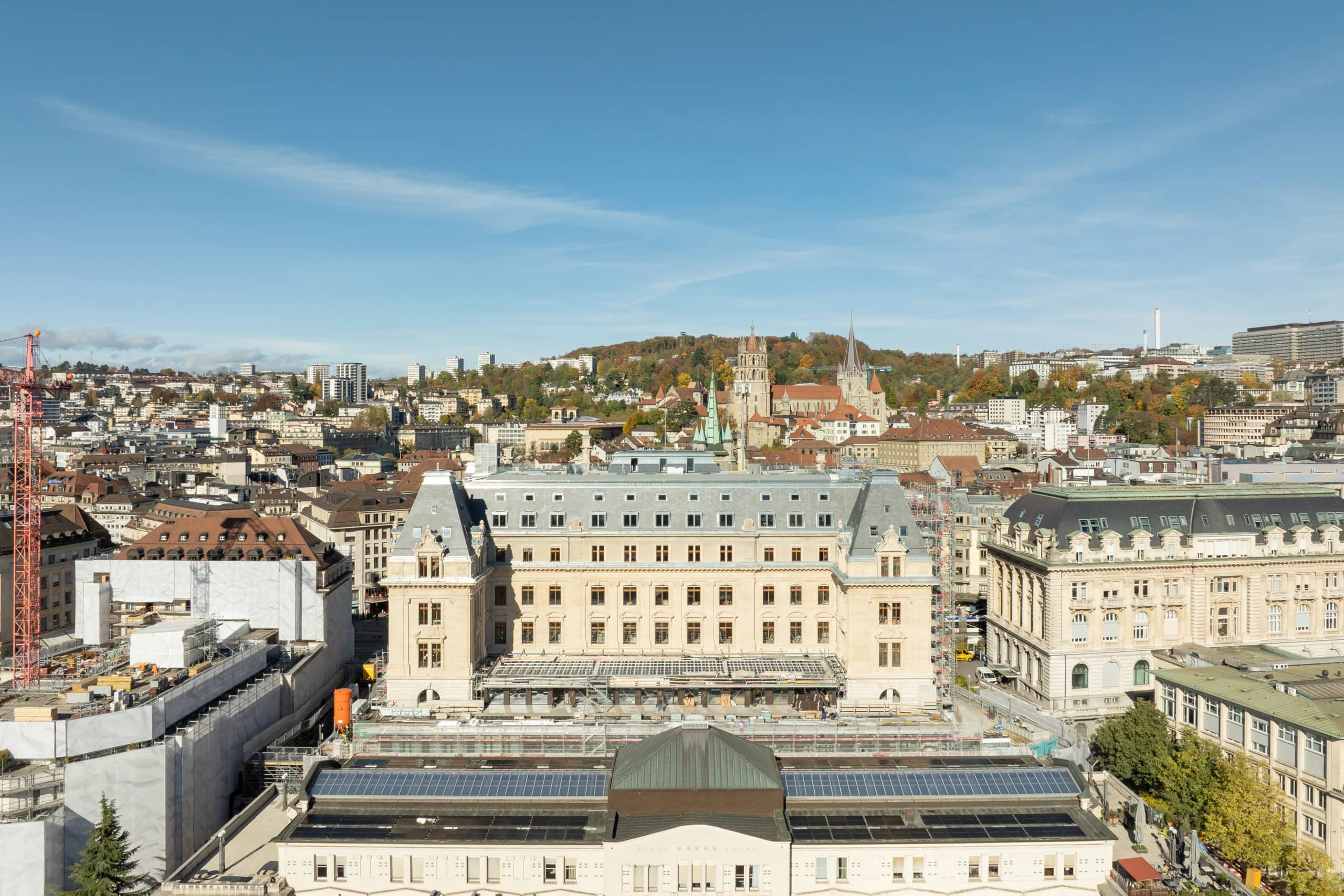 façade sude de l'Hôtel des Postes à Lausanne avec la cathédrale en arrière-plan
