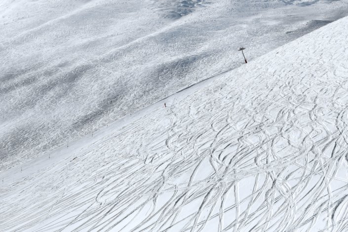 skieur sur un remonte-pente au milieu de la neige