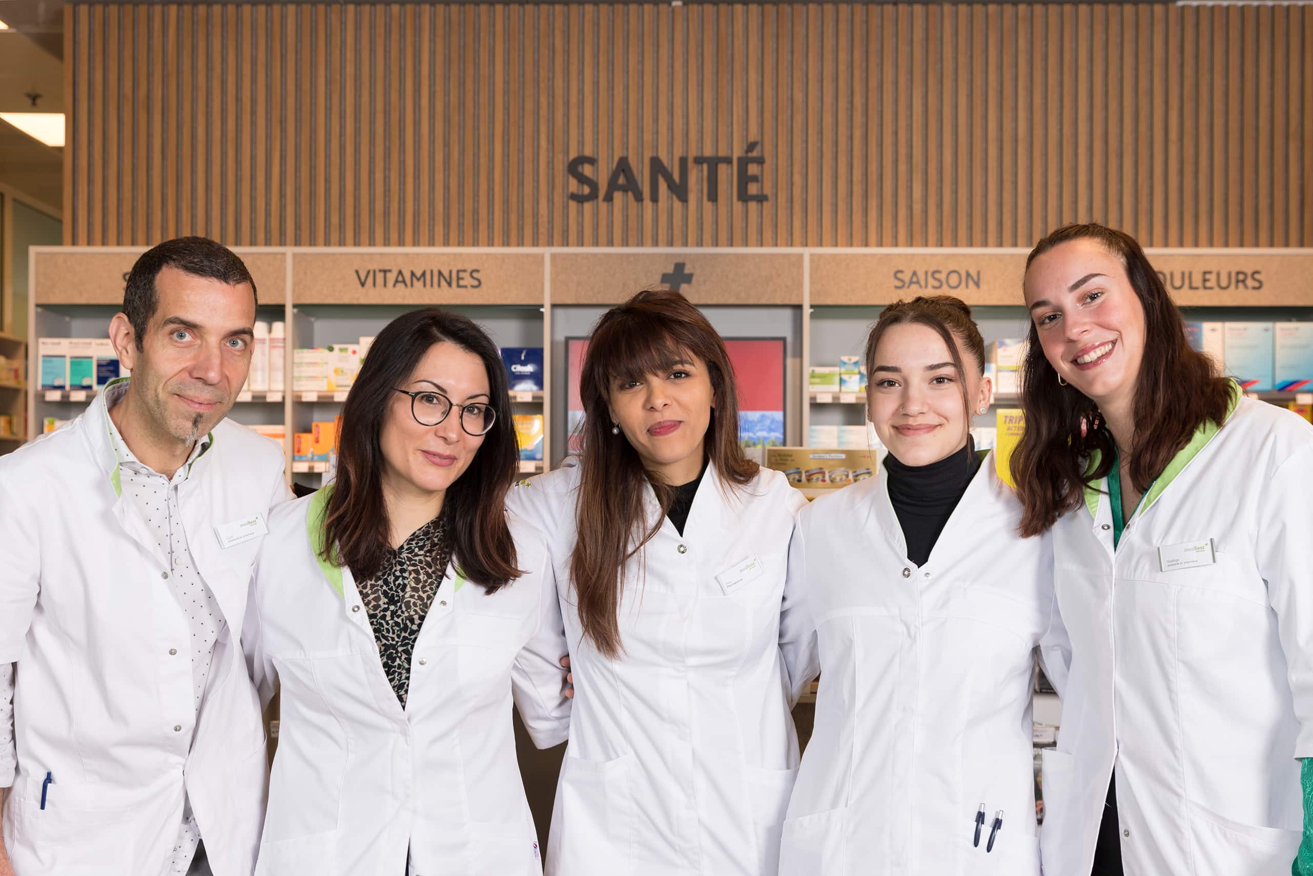 photo de groupe dans une pharmacie