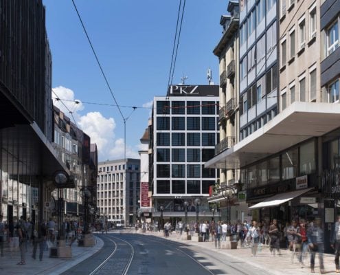 architecture avec une façade d'immeuble rénové photographié depuis un bout de rue