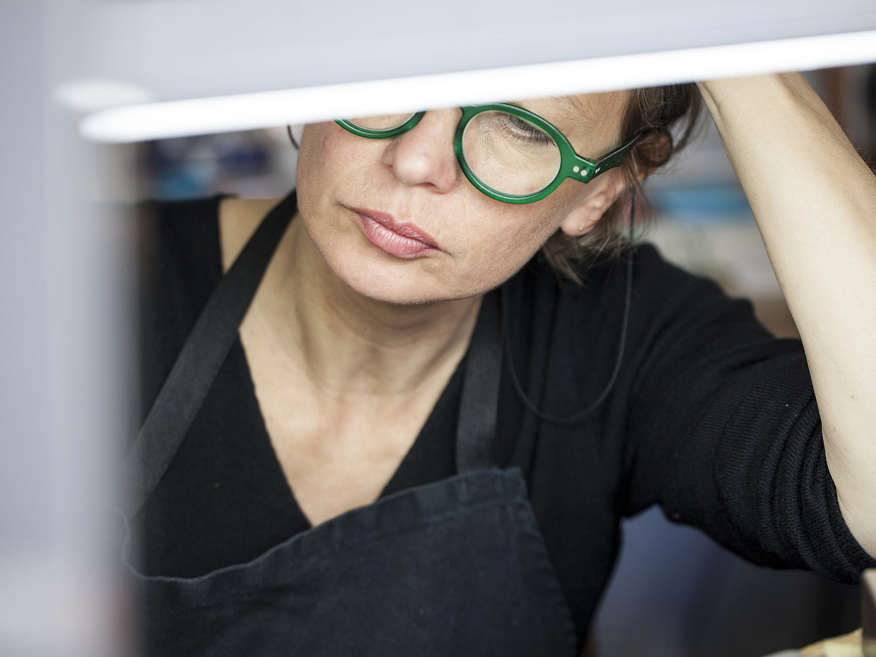 portrait d'une artisane dans son atelier à Lausanne