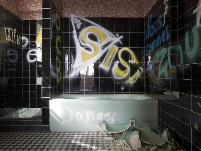 graffitis dans une salle de bains