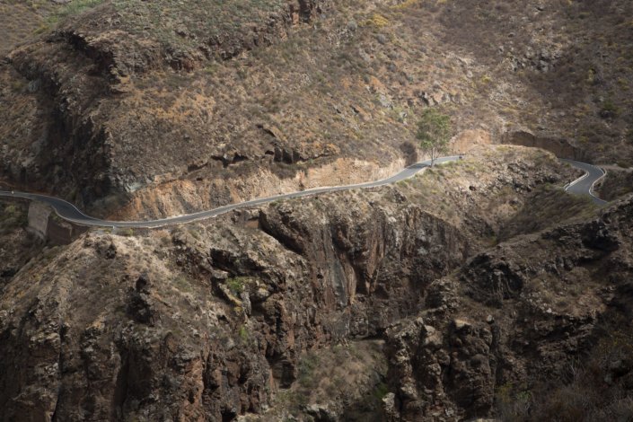 route serpentant une montagne rocheuse