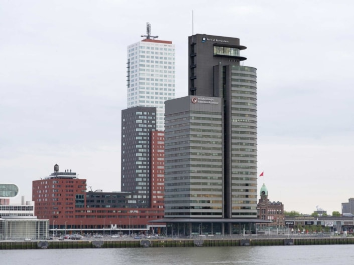 gratte-ciel le long du fleuve à Rotterdam