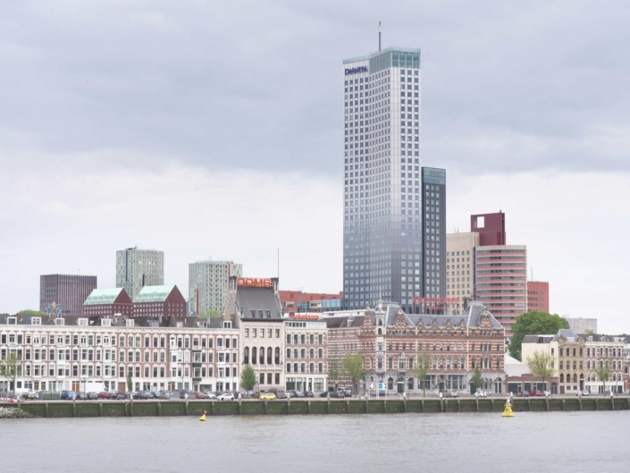 hauts bâtiments le long du fleuve à Rotterdam