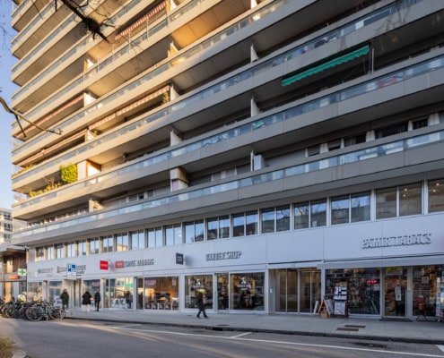 façade avec vitrines après rénovation avec logements au-dessus