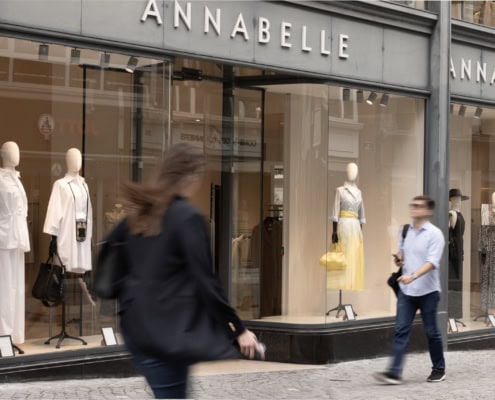 femme marchant devant une boutique