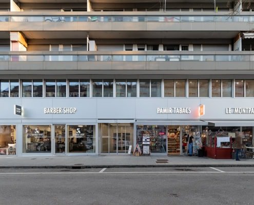 façade avec enseignes lumineuses