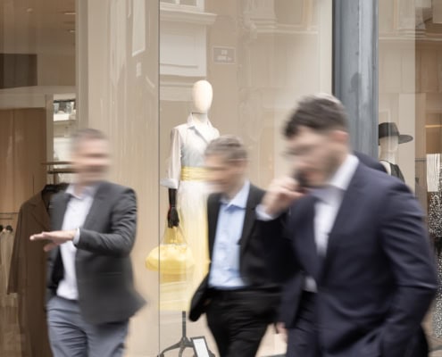 hommes d'affaires marchant devant une boutique