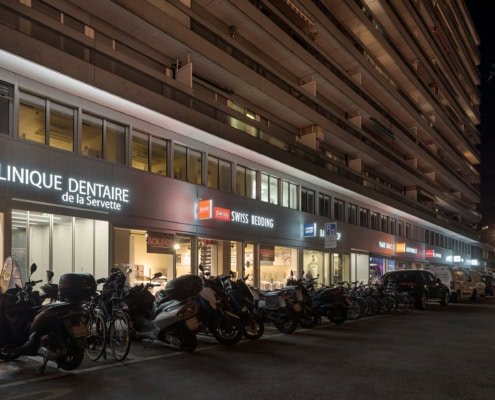 façade avec vitrines de nuit, après rénovation par le bureau GAA à Genève