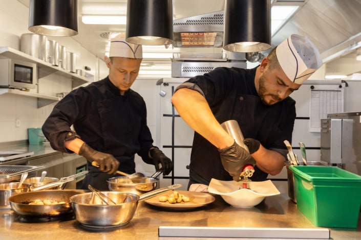 assortiment culinaire en train d'être préparé au comptoir