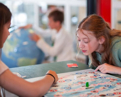 enfants en train de joeur à un jeu de société