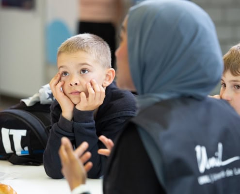 enfant en train de rêvasser