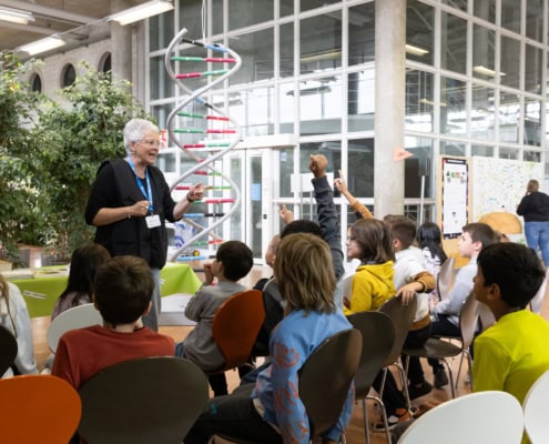 Professeure s'adressant à des enfants