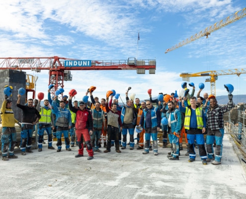 photo de groupe d'ouvriers du bâtiment sur le toit d'un immeuble en construction