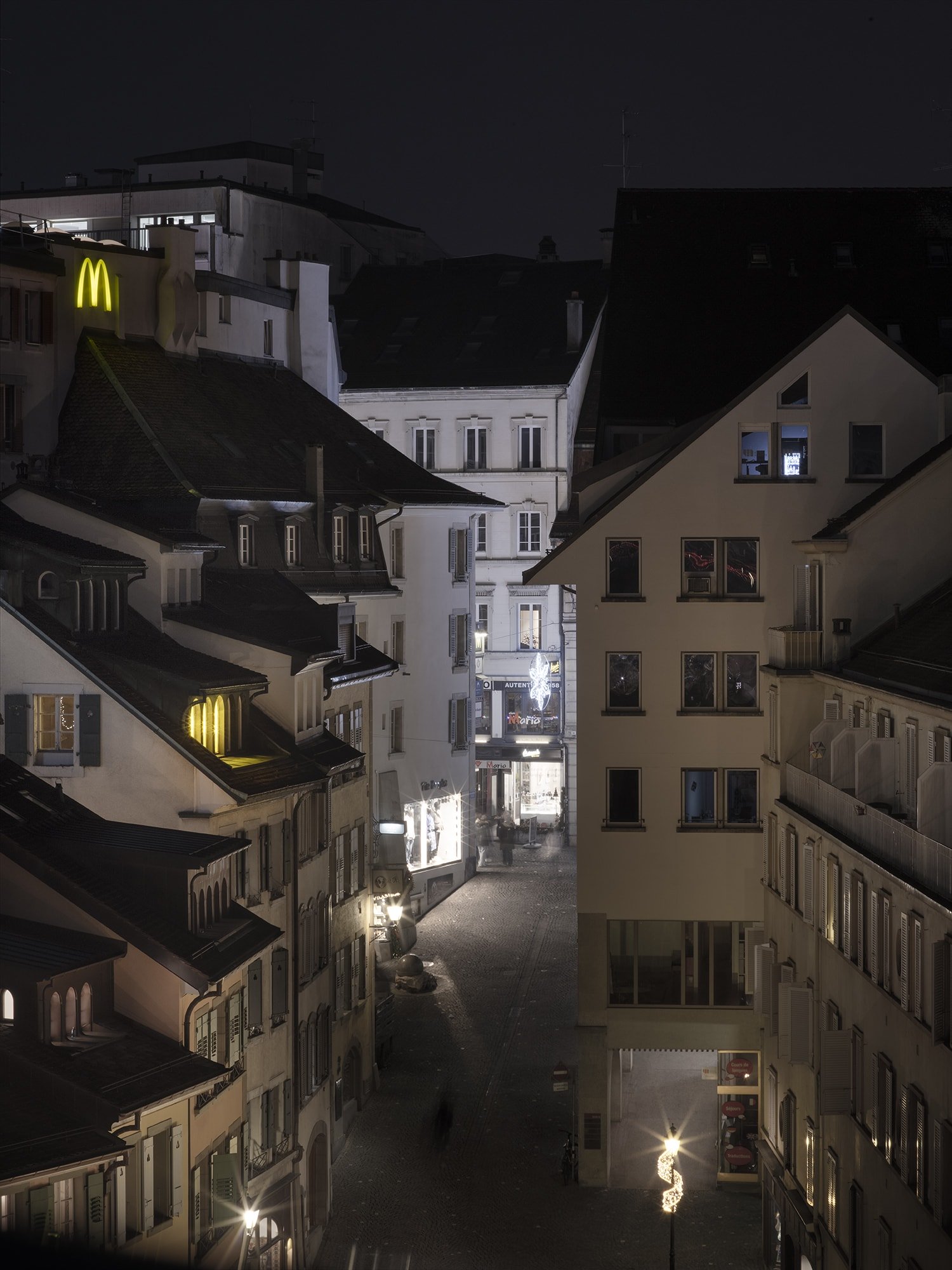 la rue du Bourg à Lausanne la nuit