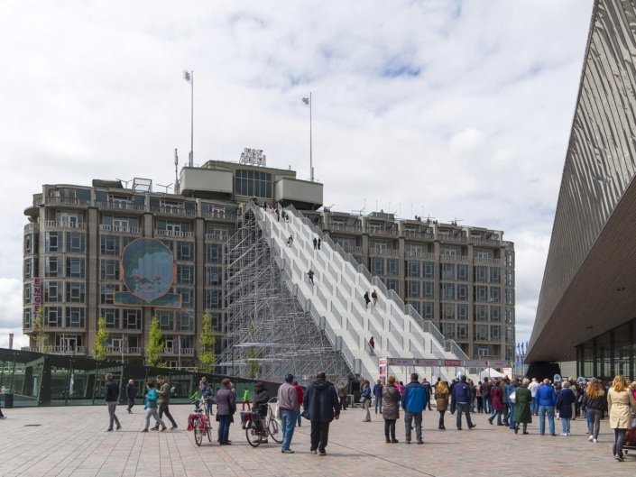 escalier géant sur la place de la gare centrale, photographié de loin