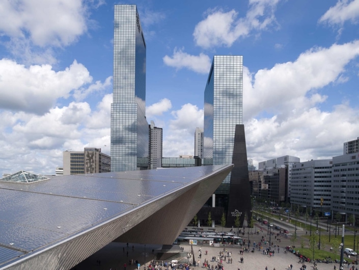 la gare de Rotterdam entourée de gratte-ciel