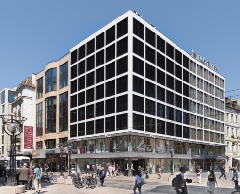 immeuble avec stores baissés rue Confédération 15 à Genève